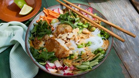 Glasnudelsalat-Bowl mit Erdnusssauce