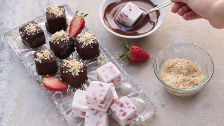 Erdbeer-Kokos-Eiskonfekt