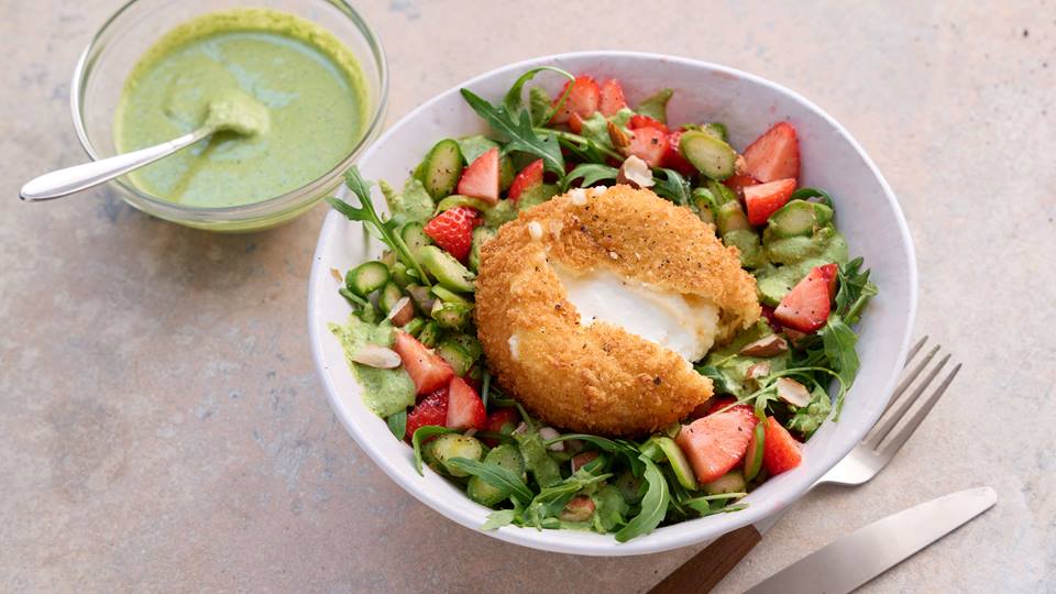 Erdbeer-Spargel-Salat mit Burrata fritta