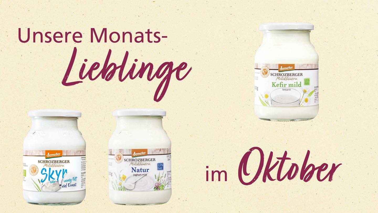 Das Bild zeigt drei Gläser mit verschiedenen Milchprodukten von Schrozberger Milchbauern: Skyr Natur, Joghurt Natur und Kefir mild. Die Gläser sind auf einem hellbeigefarbenen Hintergrund angeordnet, über dem der Text „Unsere Monats-Lieblinge im Oktober“ steht.