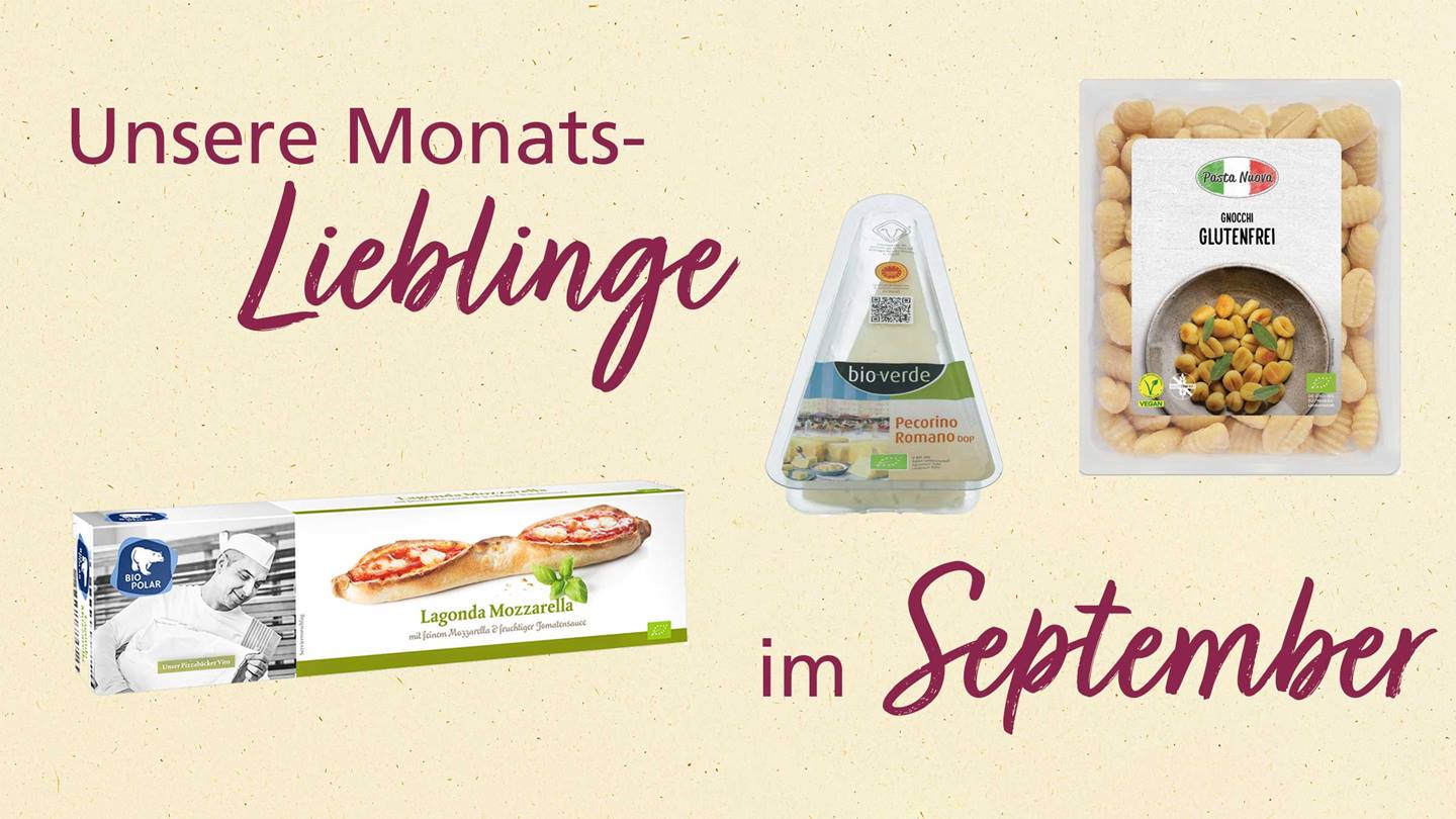 Das Bild zeigt eine Collage aus verschiedenen Lebensmitteln, die als "Monatslieblinge im September" beworben werden. Es zeigt eine Packung Lagonda Mozzarella-Stangen, eine Packung glutenfreie Gnocchi von Pasta Nuova, und einen Pecorino Romano Käse von bio-verde. Das Gesamtbild ist freundlich und appetitanregend gestaltet und richtet sich an Konsumenten, die sich für italienische Lebensmittel interessieren.