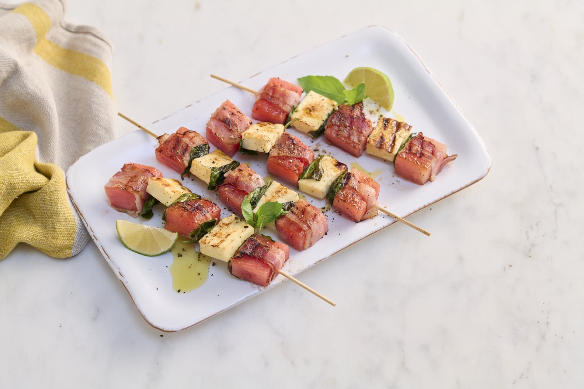 Melonen-Bacon-Spieße mit Grillkäse und Basilikum
