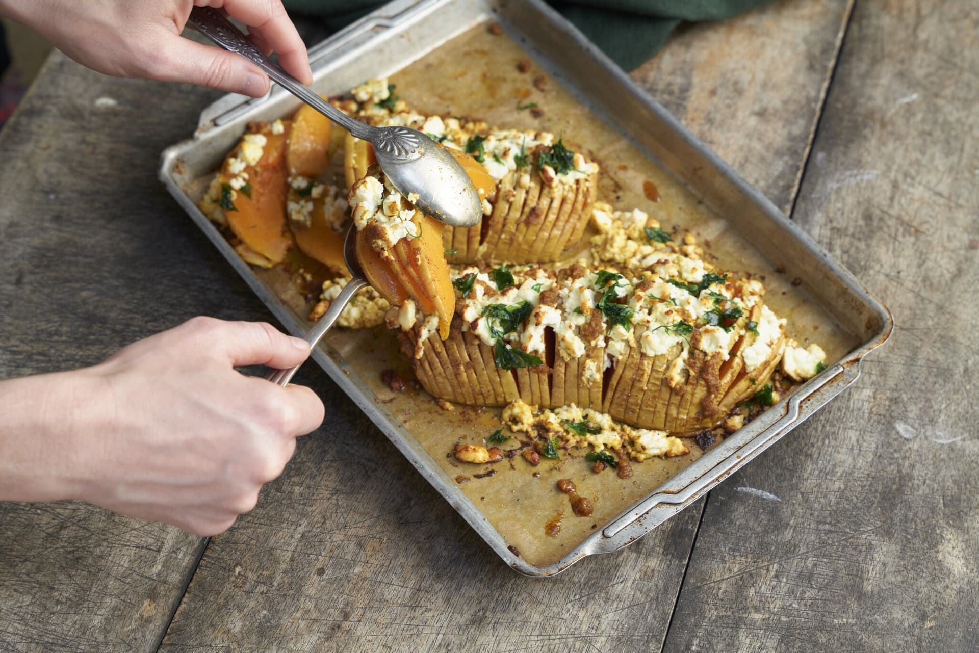Hasselback-Butternutkürbis mit Fetakruste