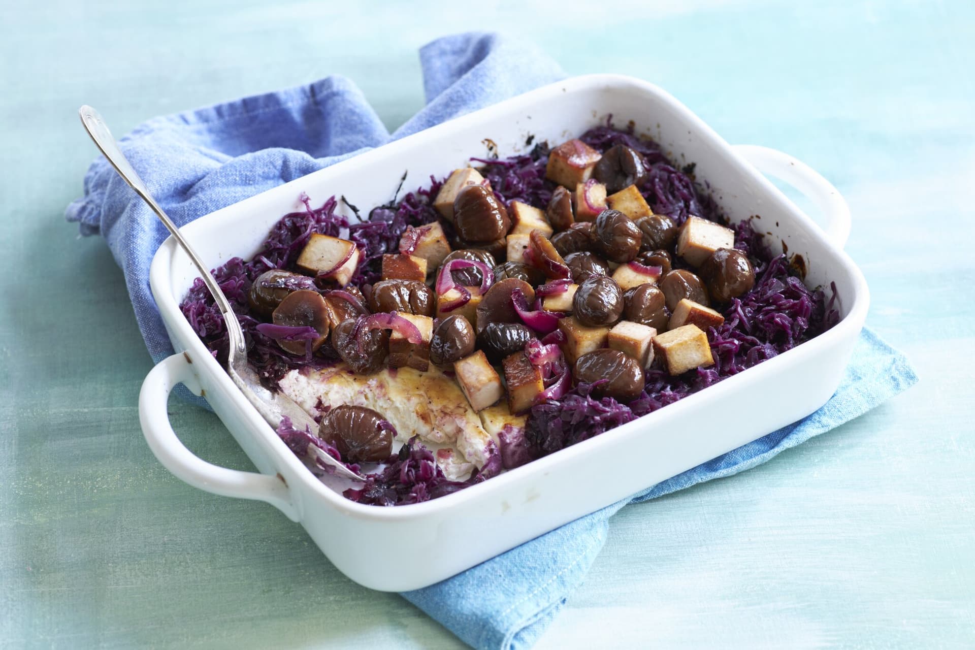 Maronen-Tofu-Pfanne mit gebackenem Feta und Rotkohl
