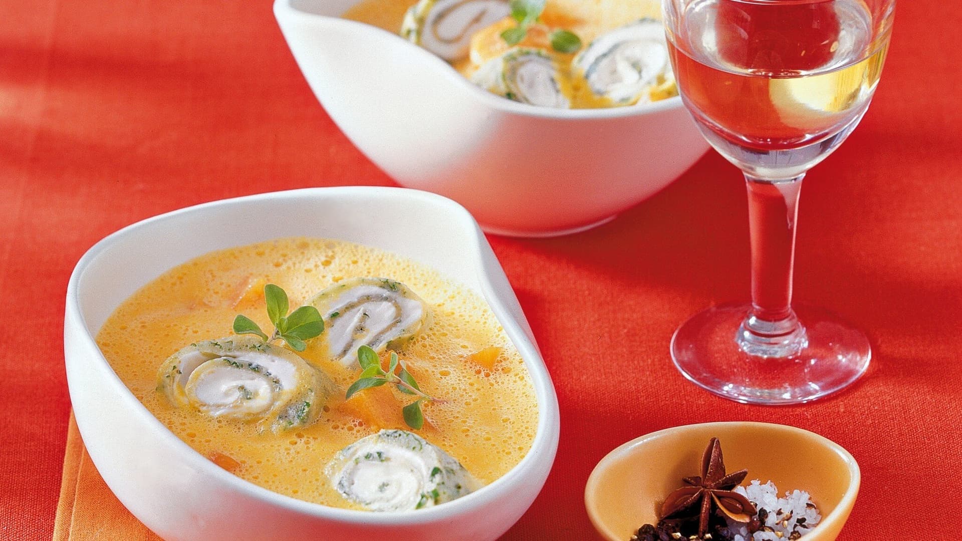 Gemüsesuppe mit Kräutercrêpe-Schnecken