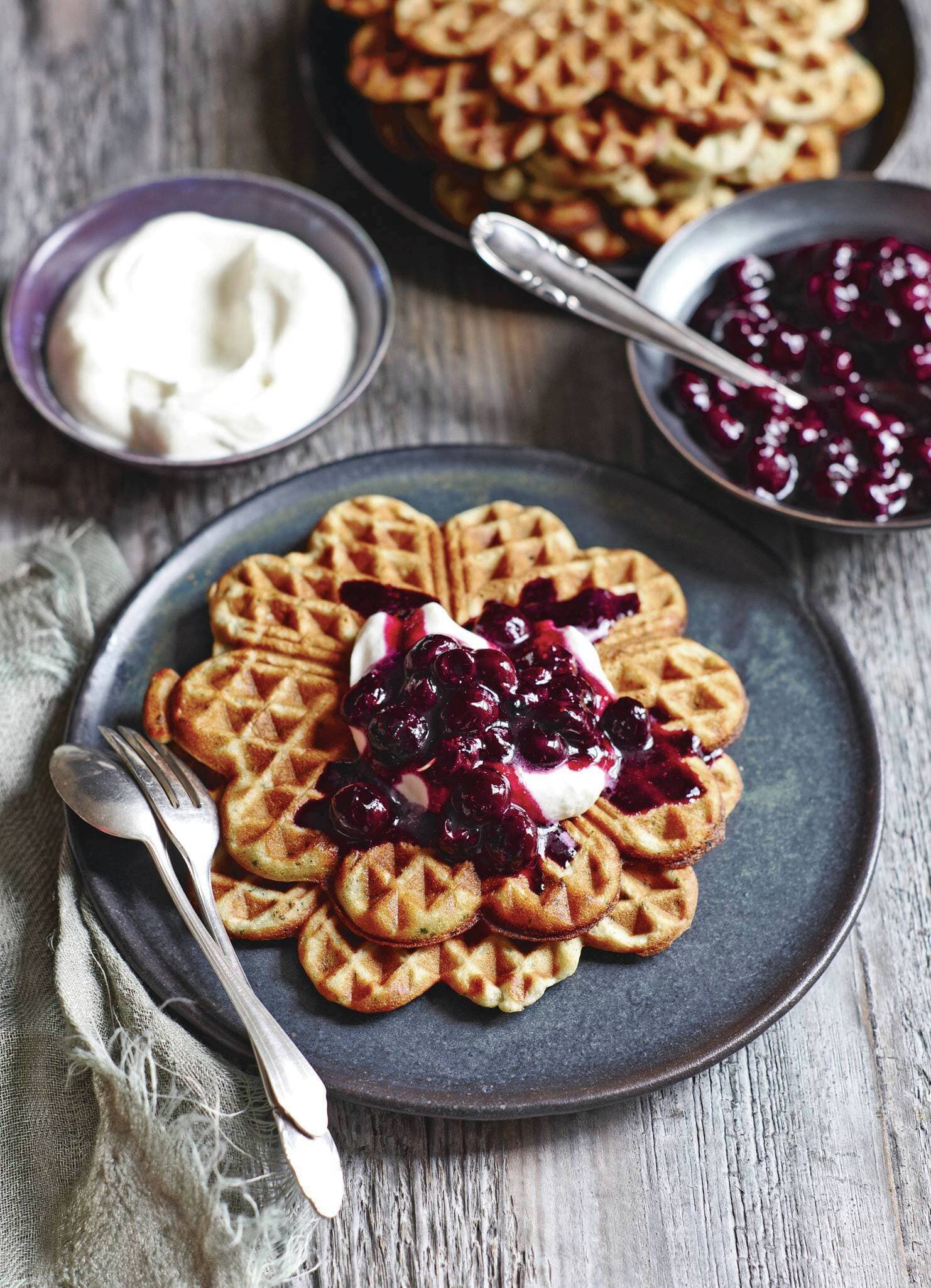 Bananen-Petersilien-Waffeln mit karamellisierten Heidelbeeren