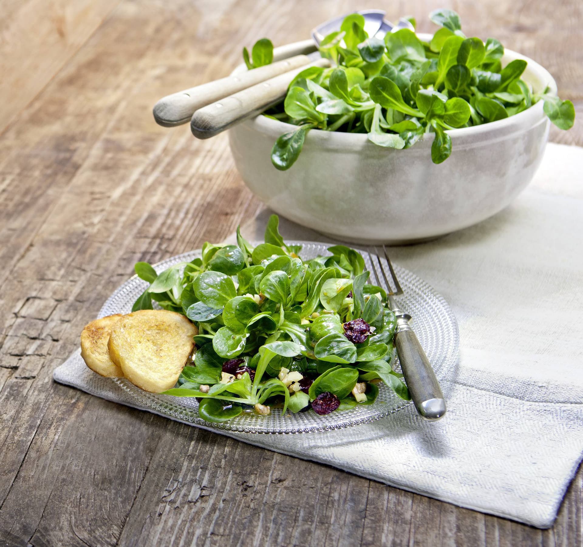 Feldsalat mit Walnüssen und getrockneten Cranberrys