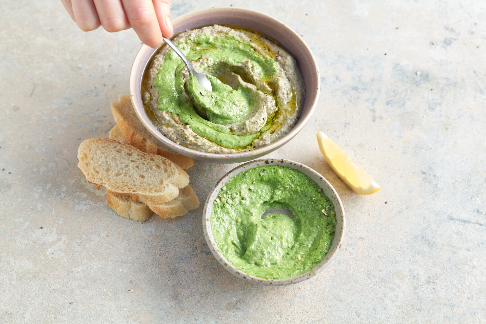 Grüne-Linsen-Hummus mit Hanf-Pesto
