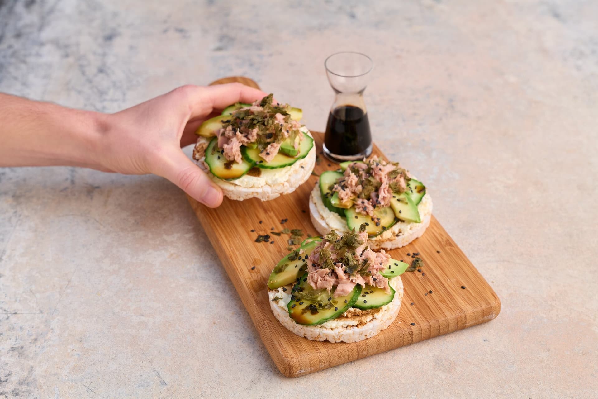 Belegte Reiswaffeln Sushi-Art
