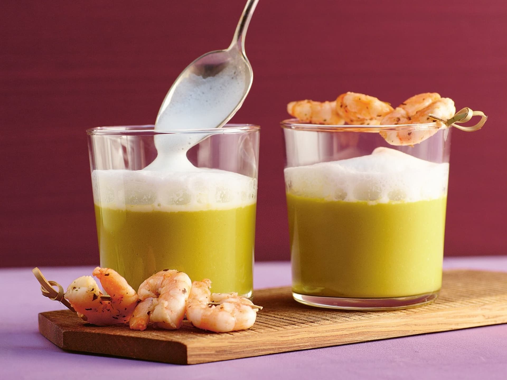 Erbsensuppe mit Garnelenspieß