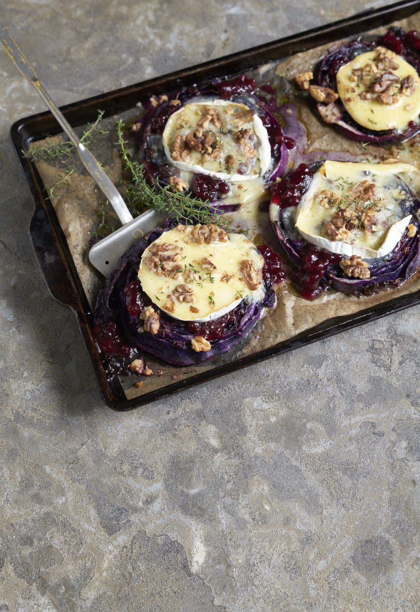 Rotkohlsteaks mit Camembert und Preiselbeeren