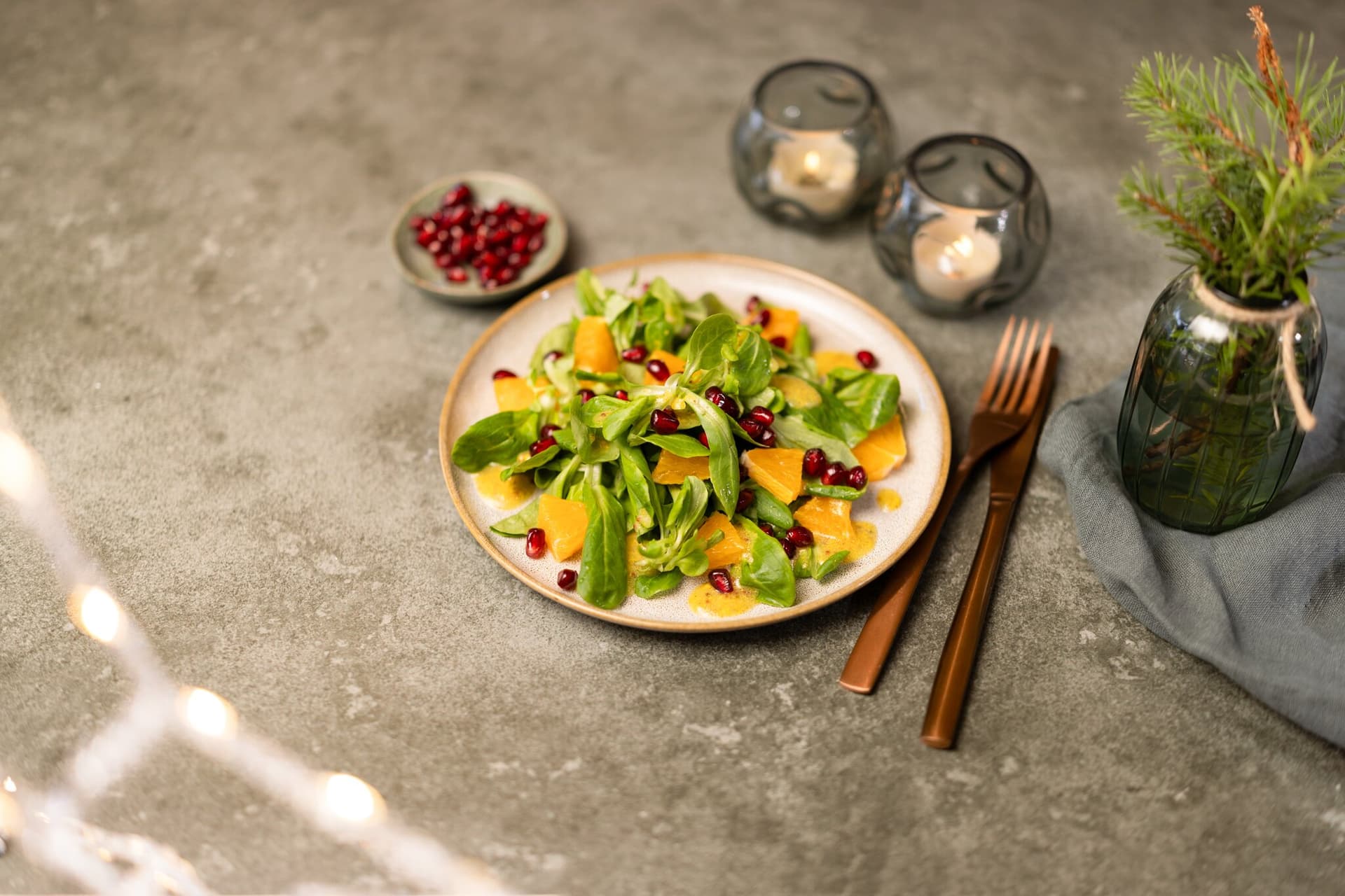 Feldsalat mit Senf-Vinaigrette, Granatapfel und Orange