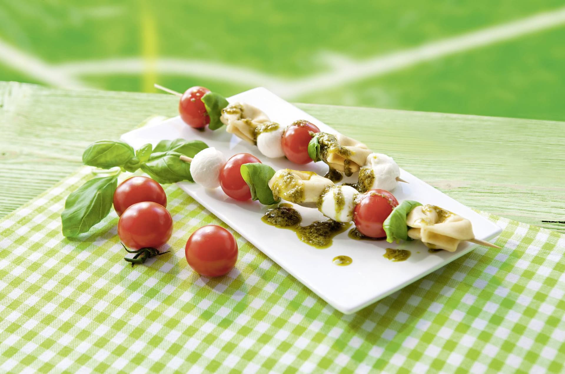 Tortellini-Spieße mit Pesto