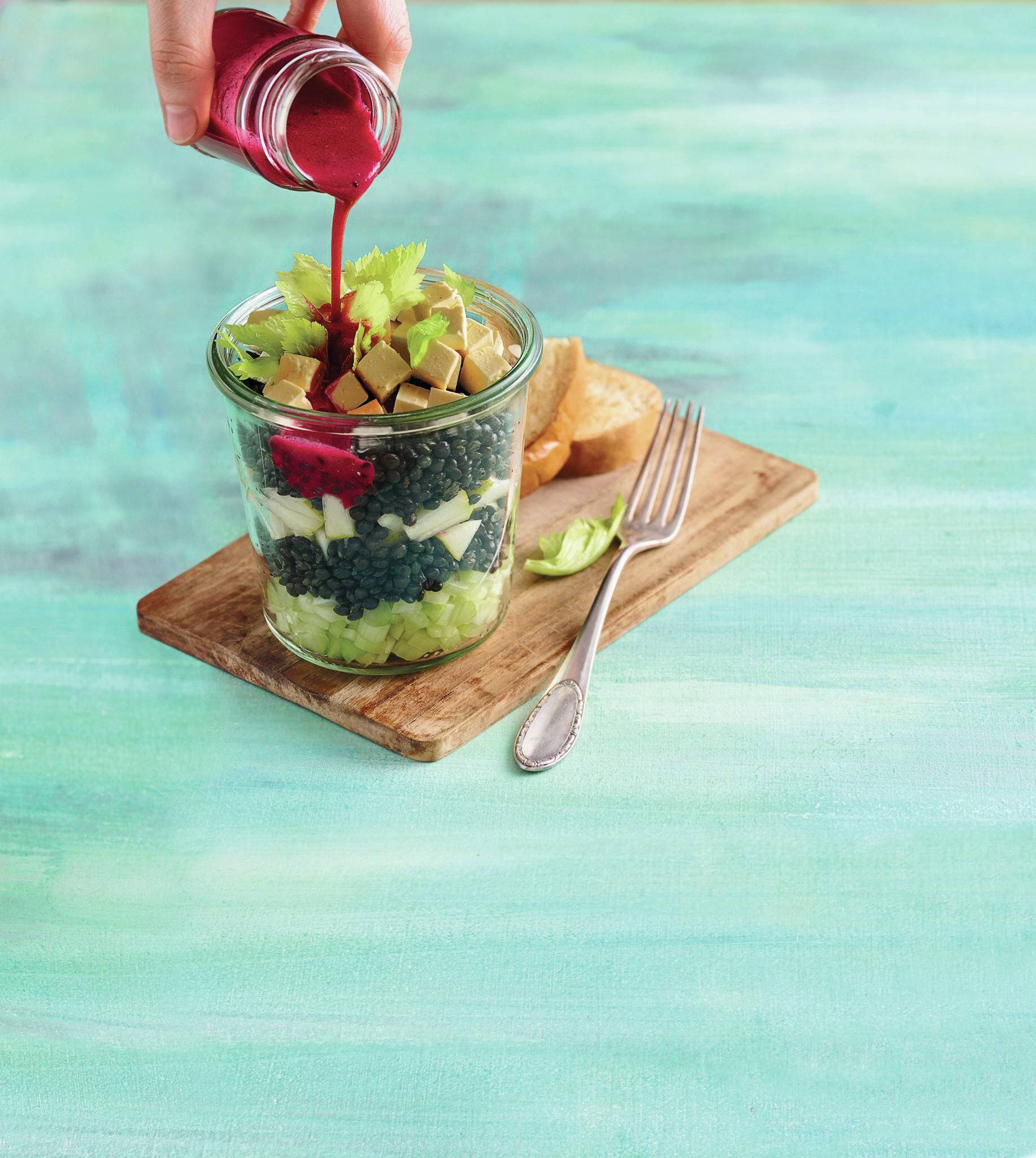 Belugalinsen-Salat mit Himbeerdressing und Grillkäse