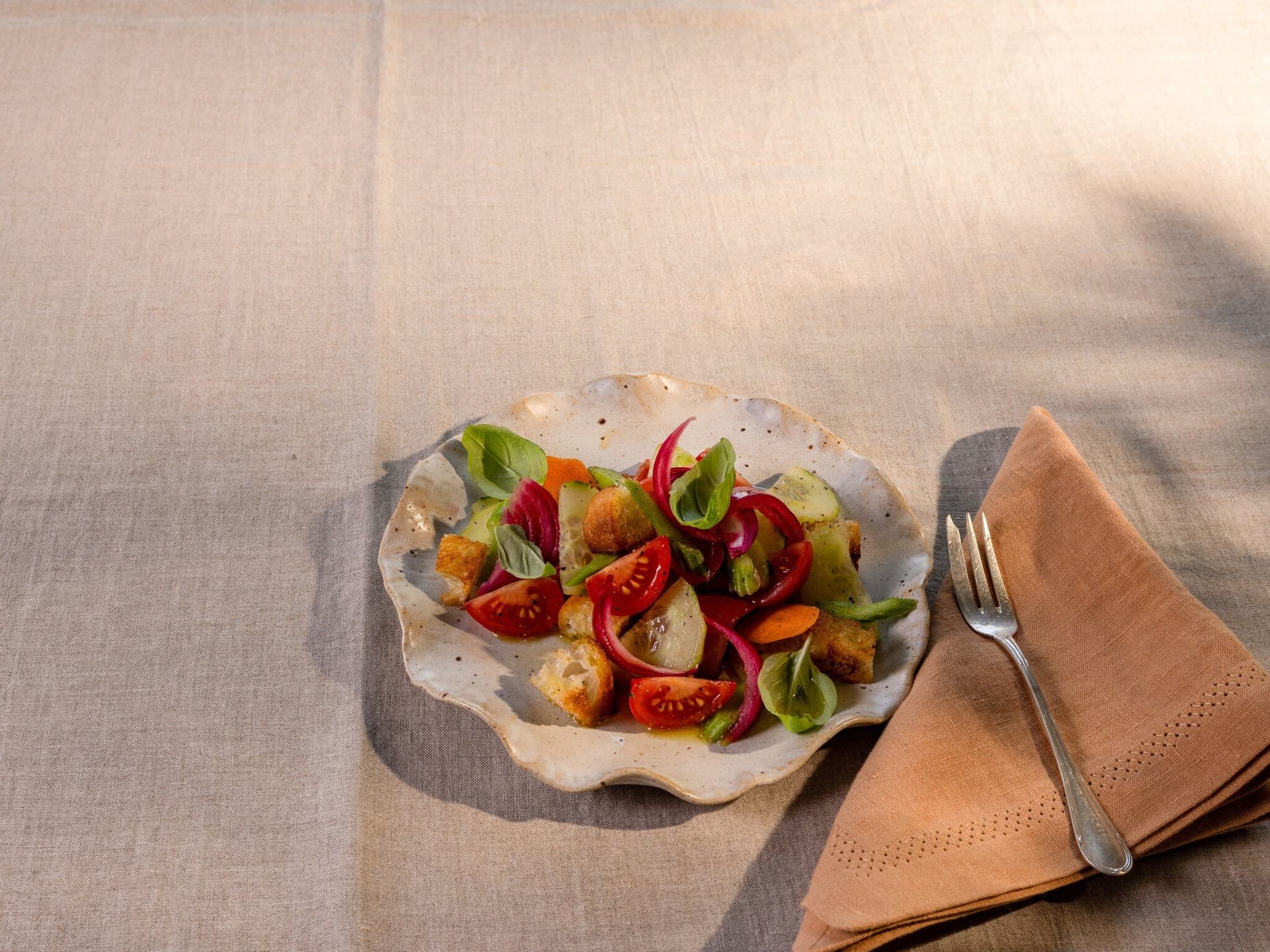 Knusprige Panzanella – Salat mit Brot und Gemüse