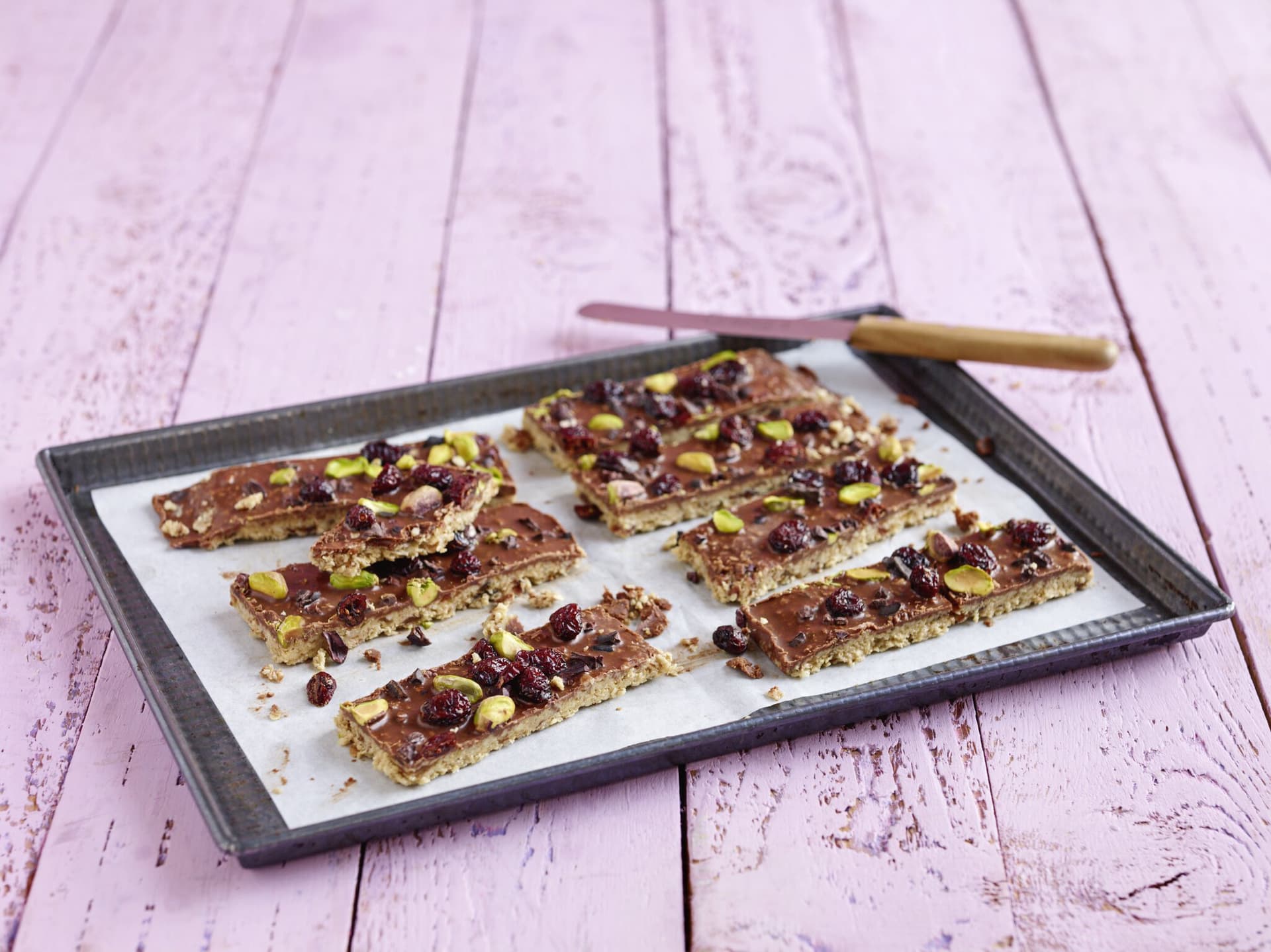 Dattelriegel mit Pistazien und Kakaonibs