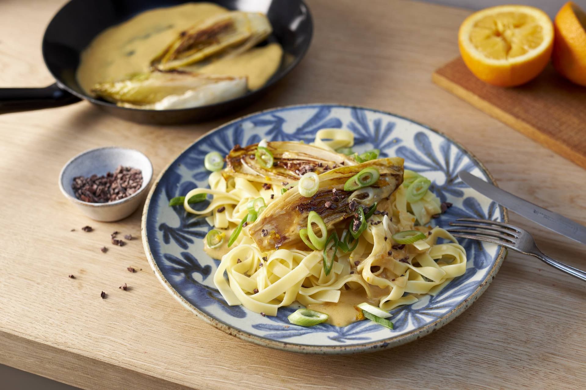 Pasta mit gebratenem Chicorée und Kakaonibs