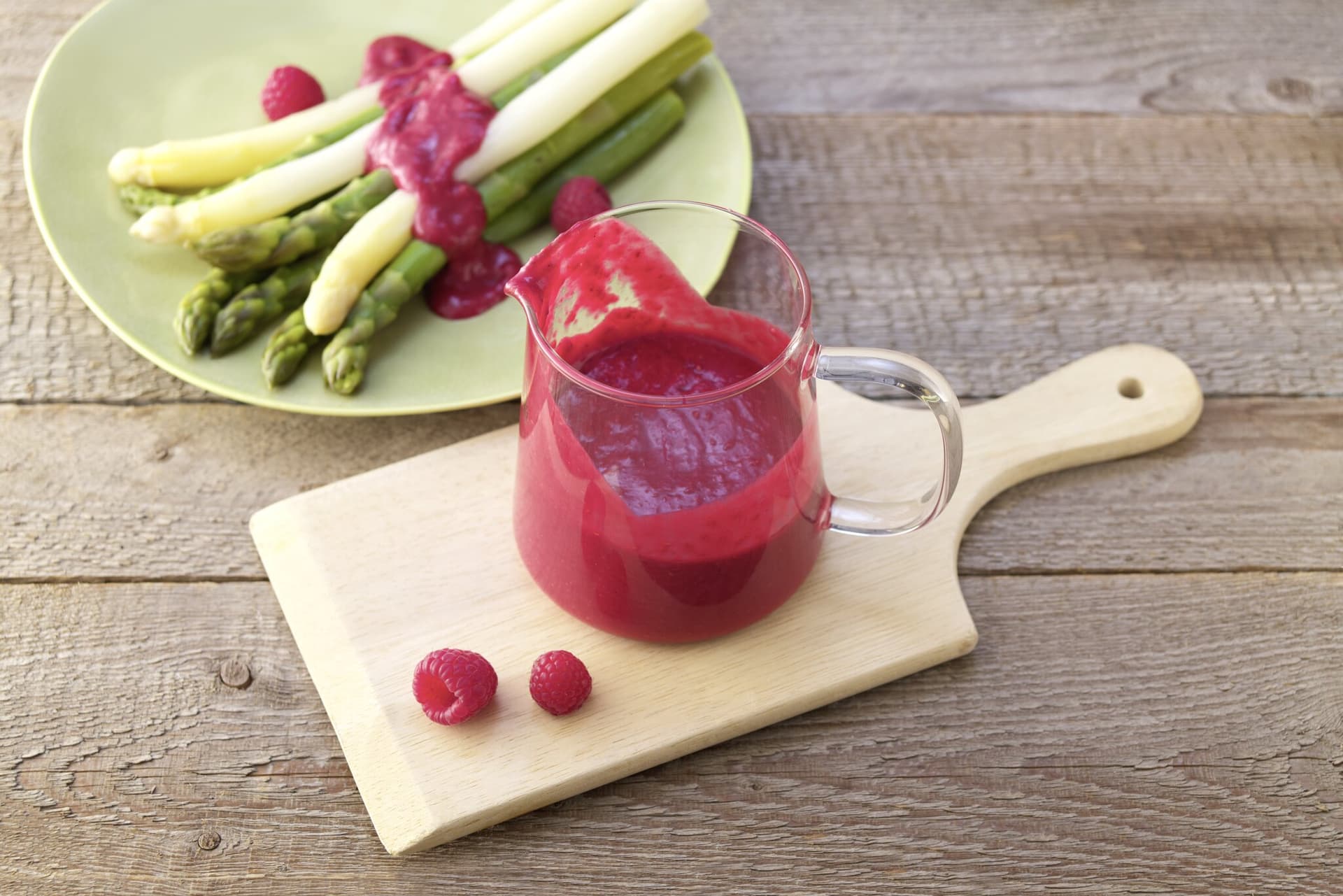 Spargel mit kalter Himbeersauce