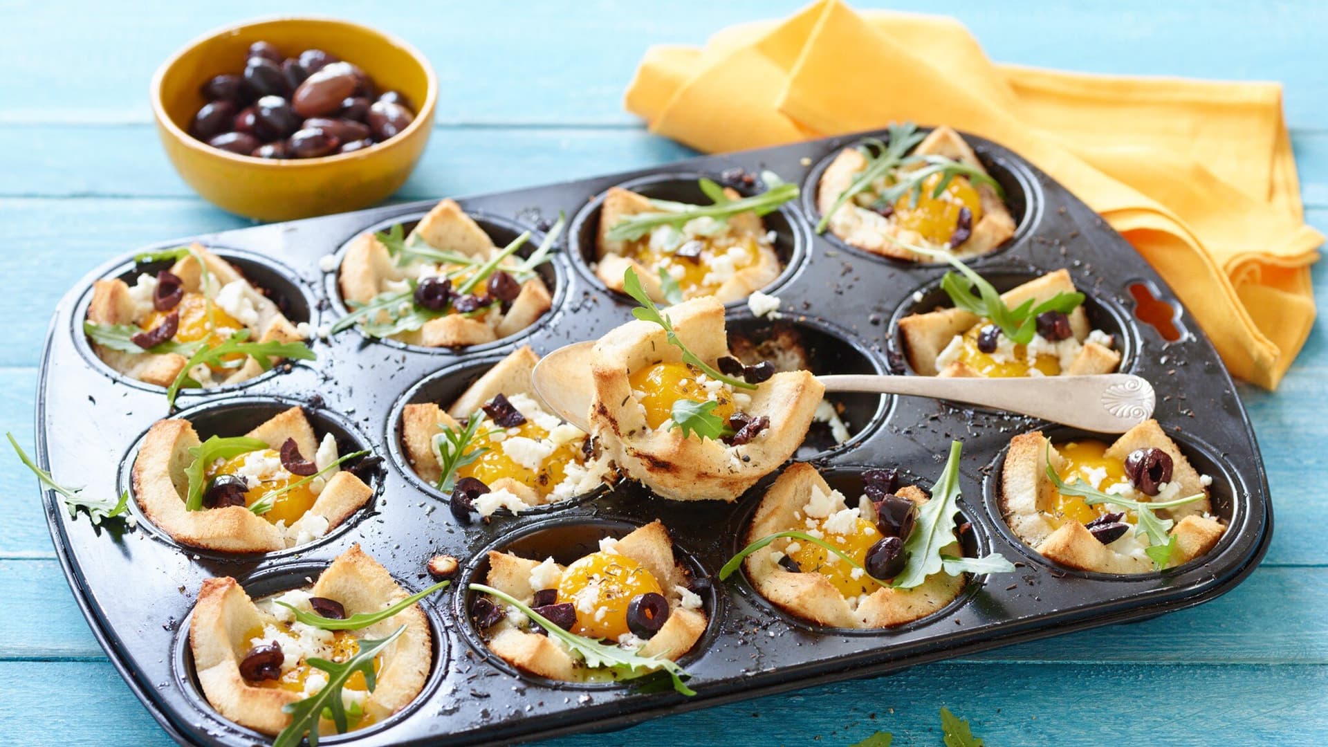 Rucola-Toastmuffins mit Feta und Oliven