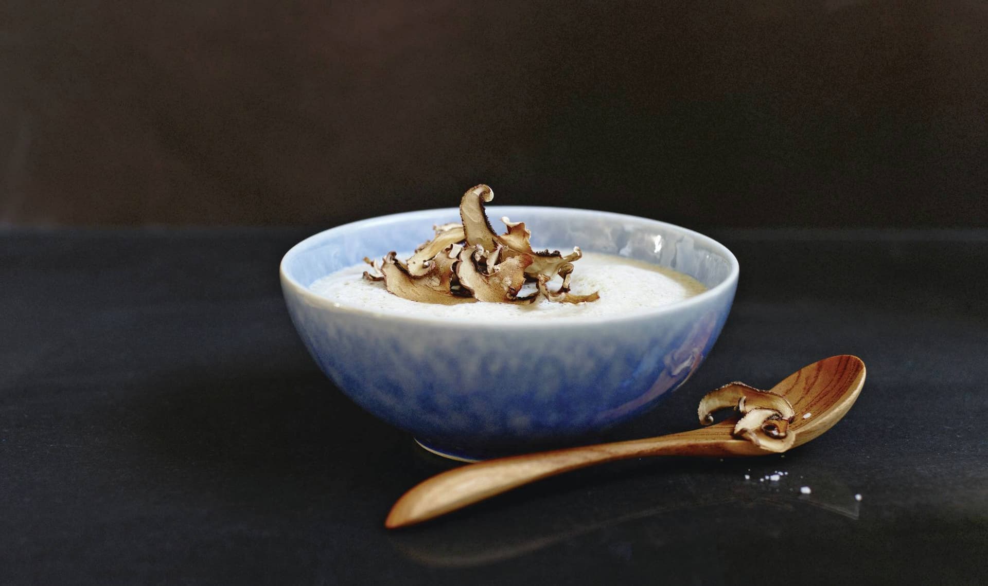 Feine Pilzcremesuppe mit ofengetrockneten Champignons