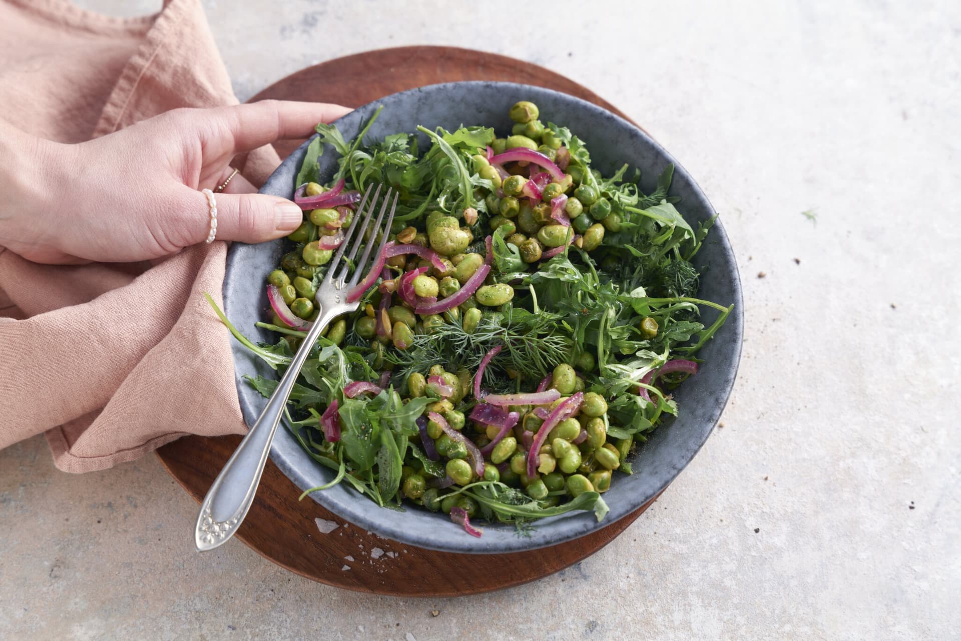 Frühlingsfrische Edamame-Erbsen-Bowl