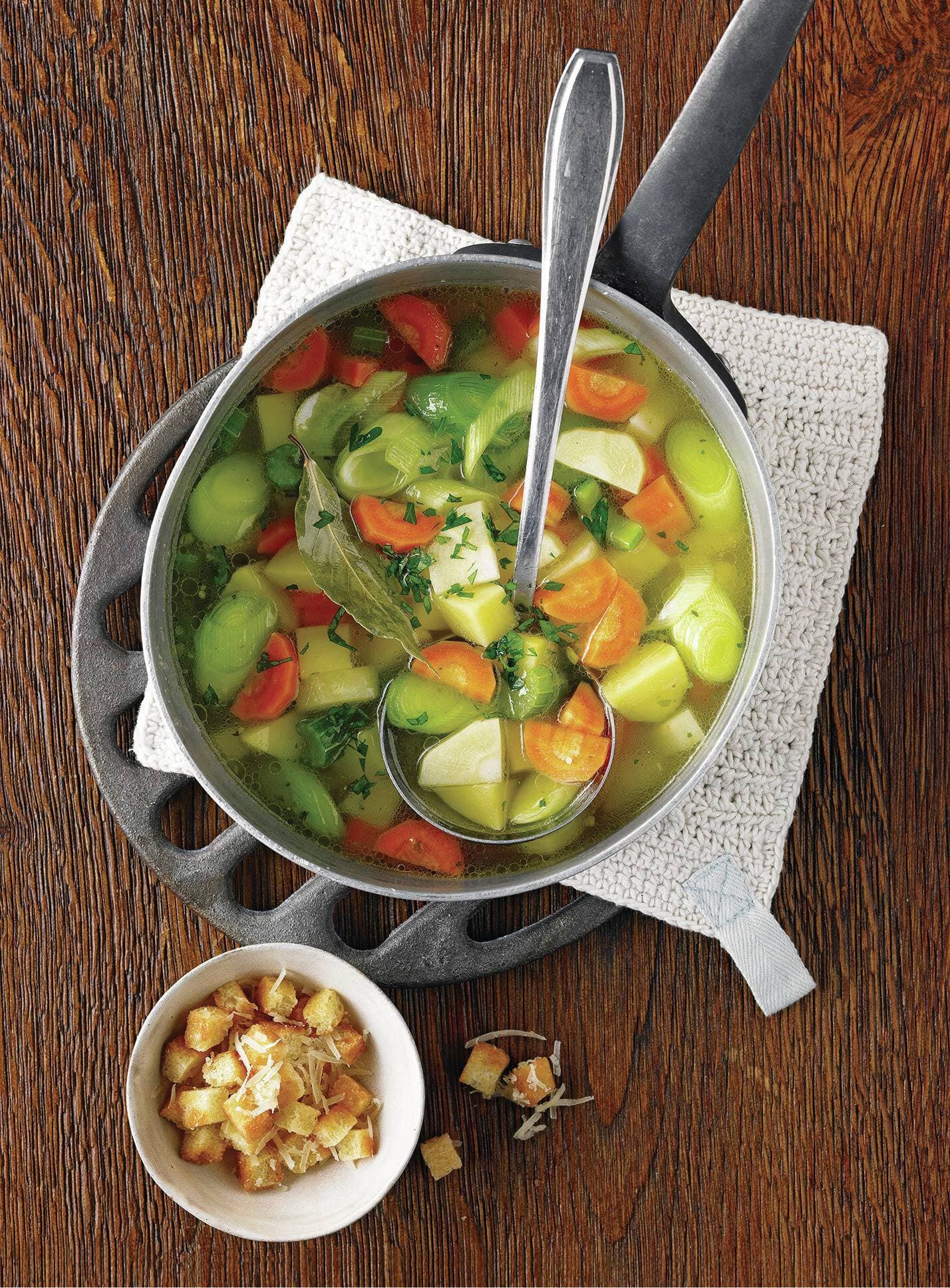 Klassische Gemüsesuppe mit Parmesan-Croûtons