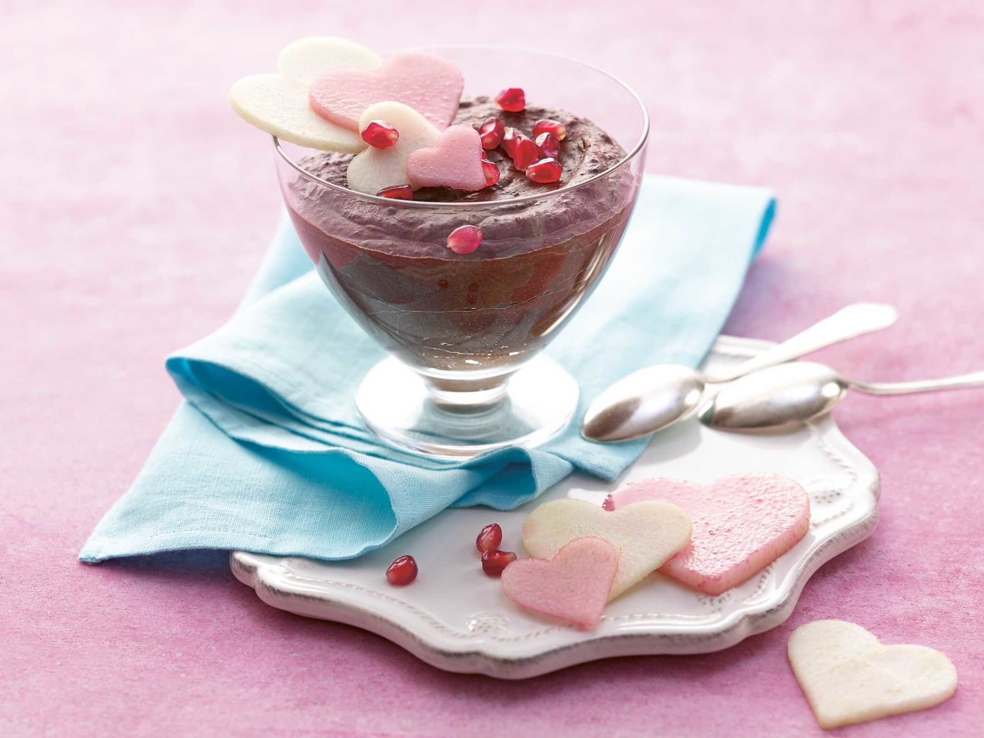 Dunkle Chili-Schoko-Mousse mit Birnenherzen
