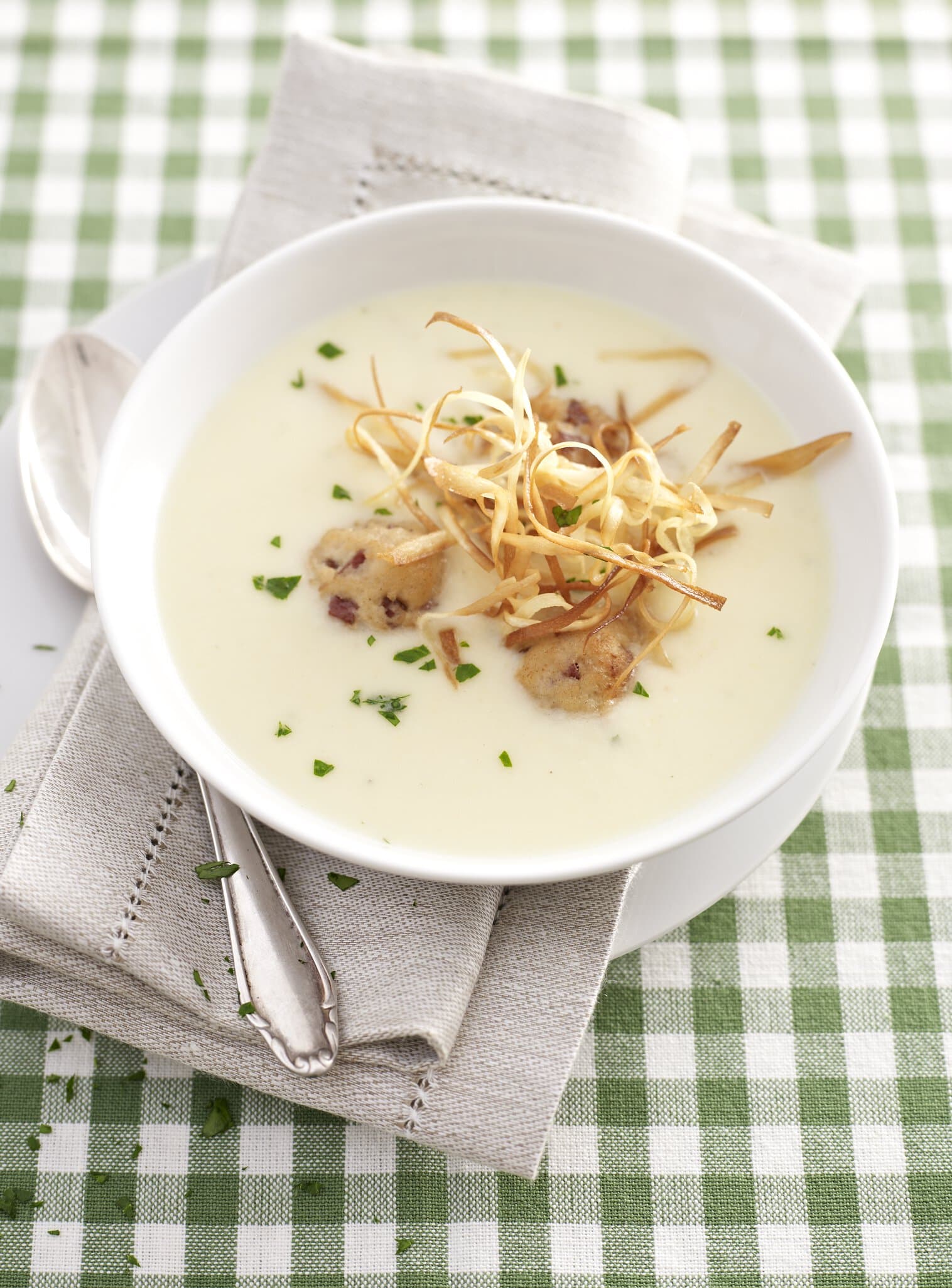 Petersilienwurzelsuppe mit Salaminocken