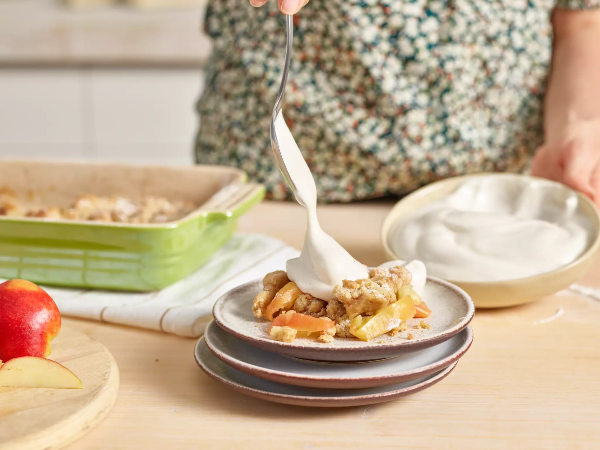 Apfel-Crumble mit Vanille-Schlagcreme in Bewegung