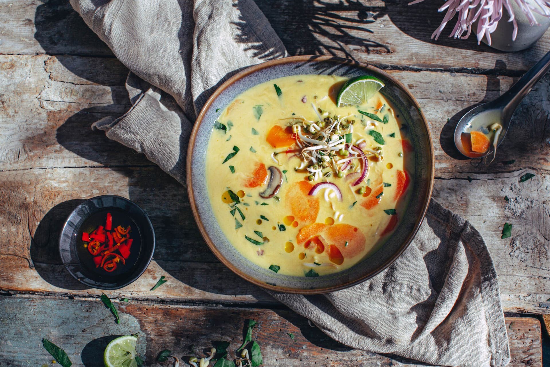 Scharfe Suppe mit Mungobohnensprossen