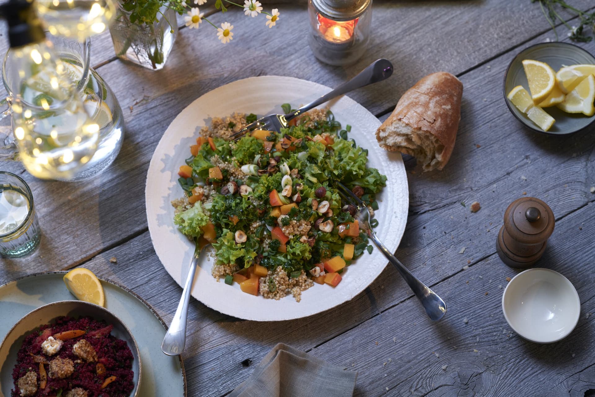 Sommerlicher Blattsalat mit Aprikosen und Quinoa