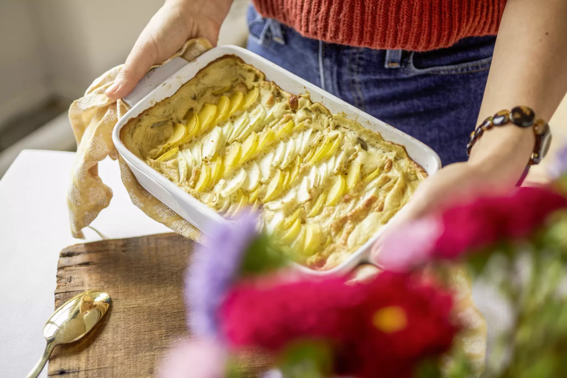 Fertiges Kartoffel-Kohlrabi-Gratin in der Auflaufform.