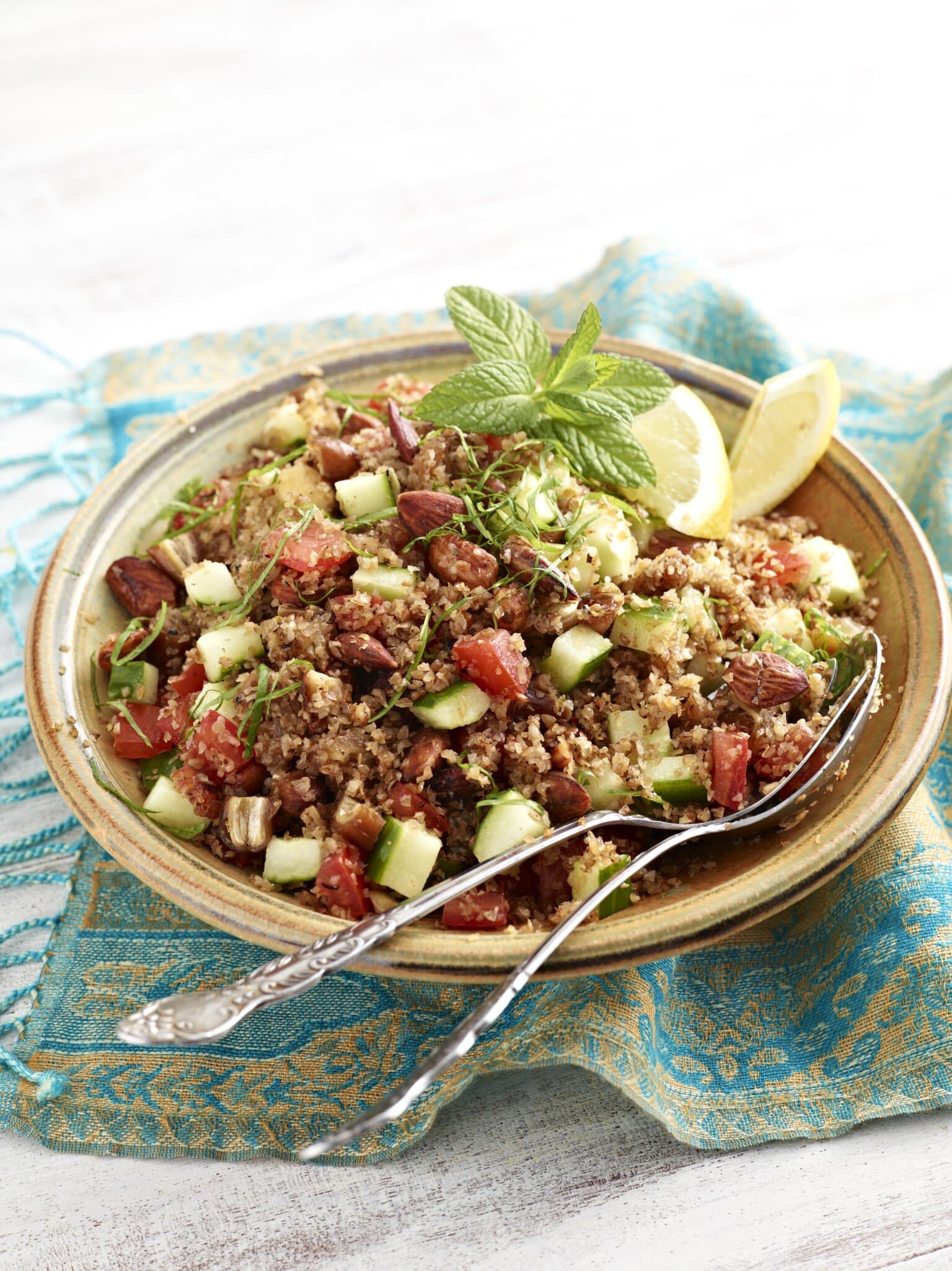 orientalischer Buchweizen-Bulgur-Salat mit Datteln und Mandeln