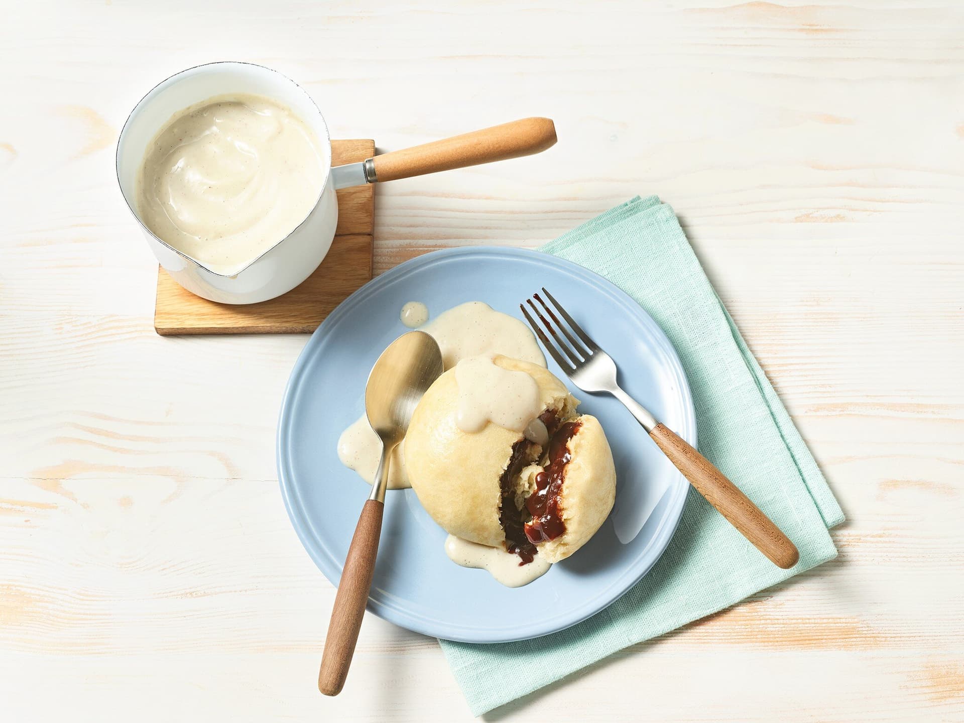 Vegane Germknödel mit Pflaumenmus und Vanillesauce