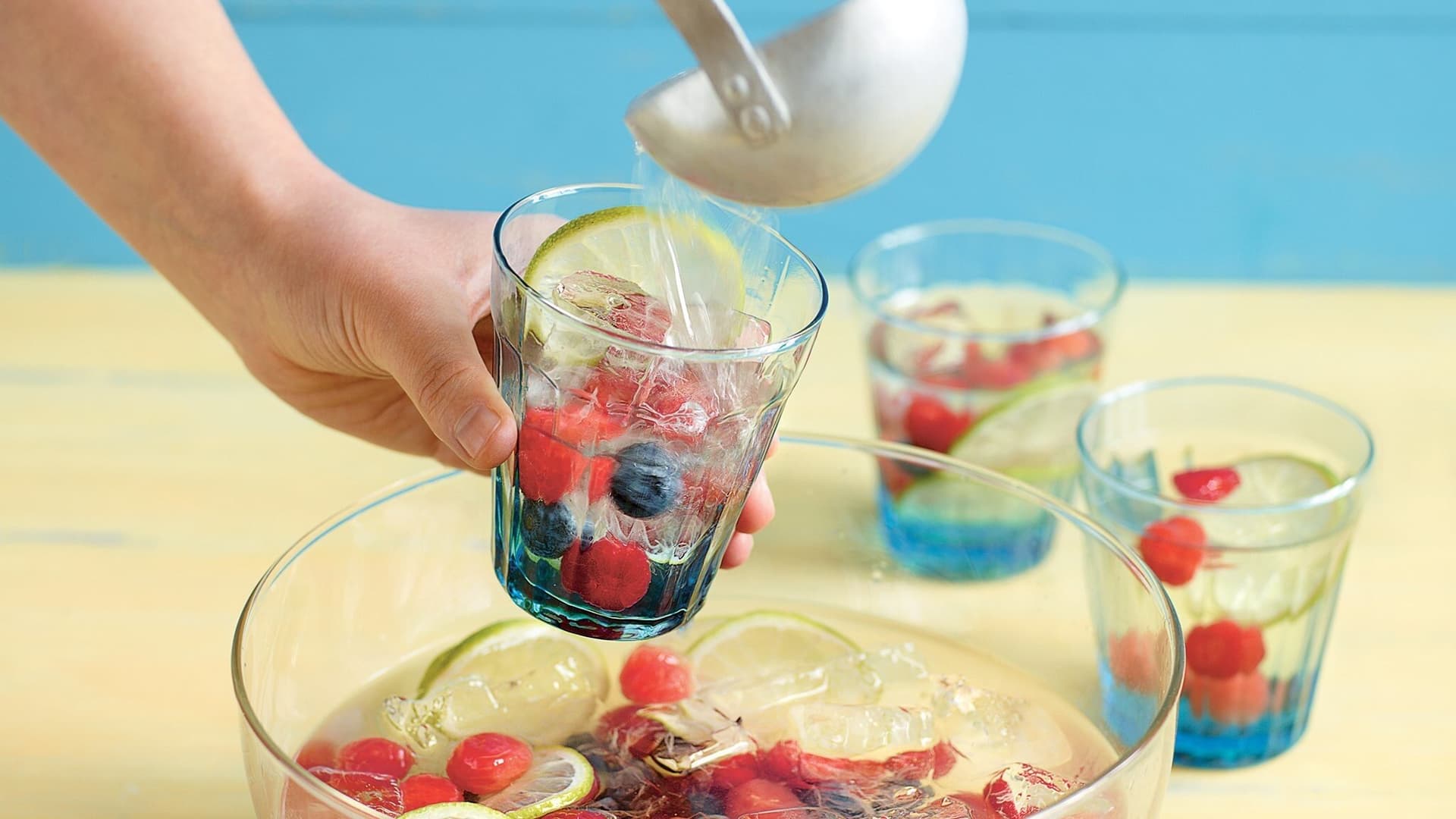 Melone-Beeren-Bowle mit Alkohol