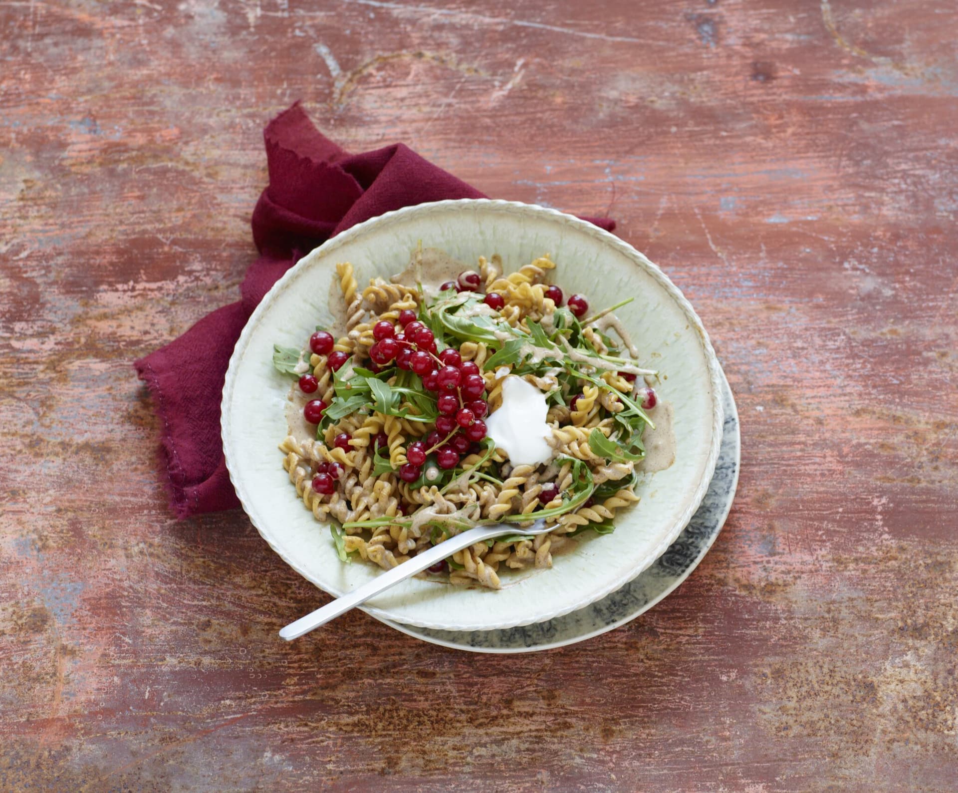 Arabischer Pastasalat mit Johannisbeeren und Nussdressing