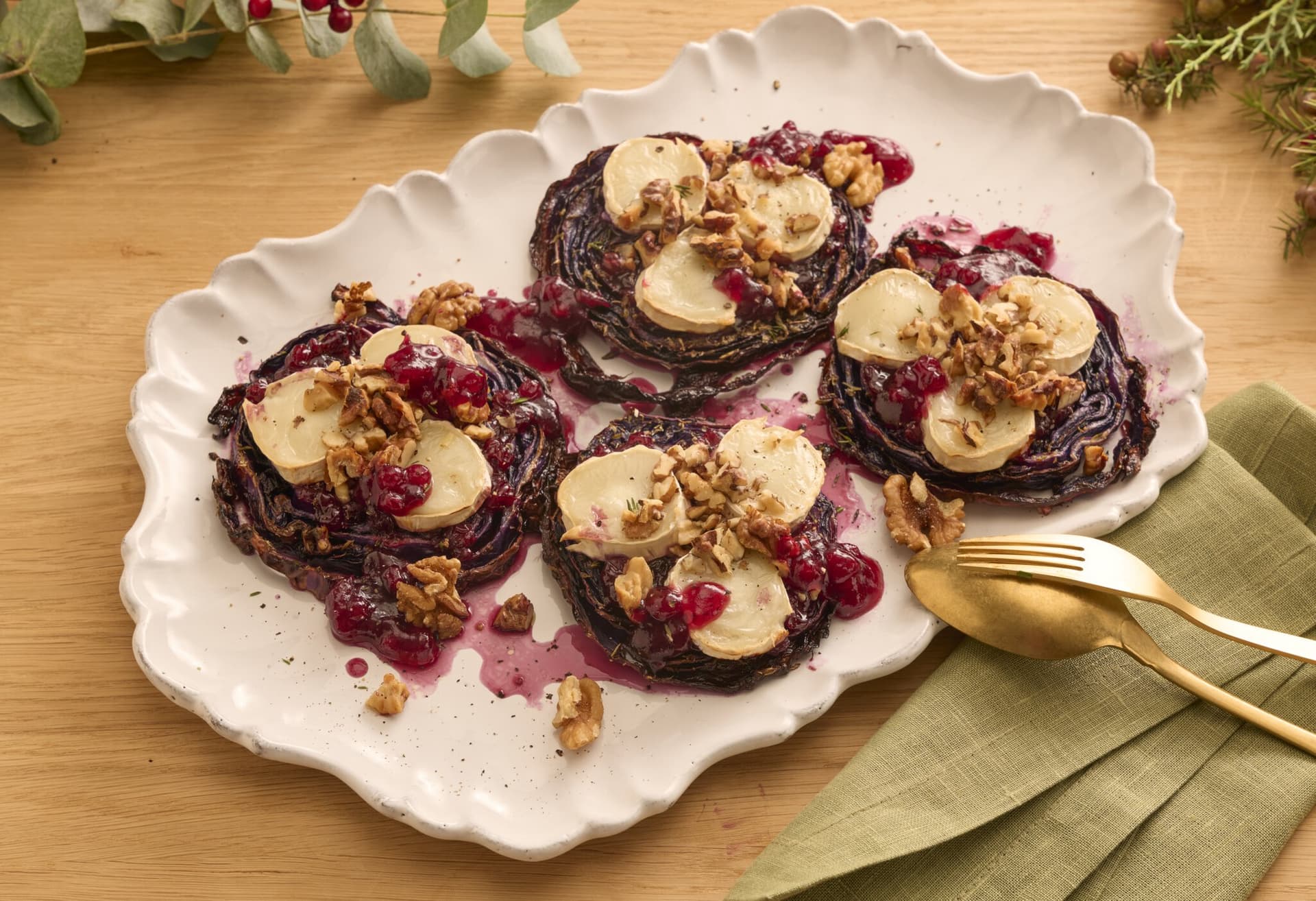 Rotkohlsteaks mit Ziegenkäse und Preiselbeeren