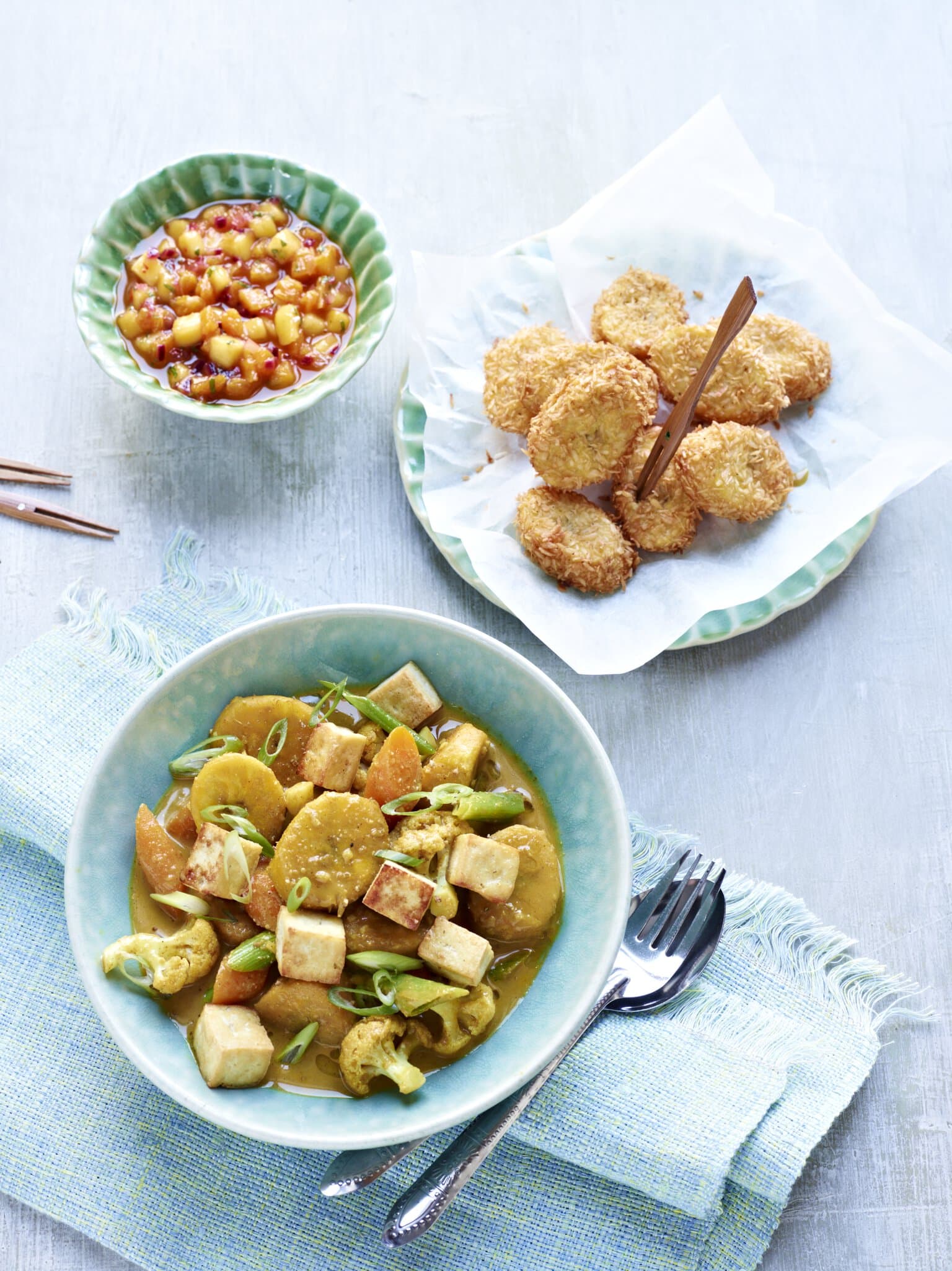 Kochbananen-Gemüse-Curry mit gebratenem Tofu