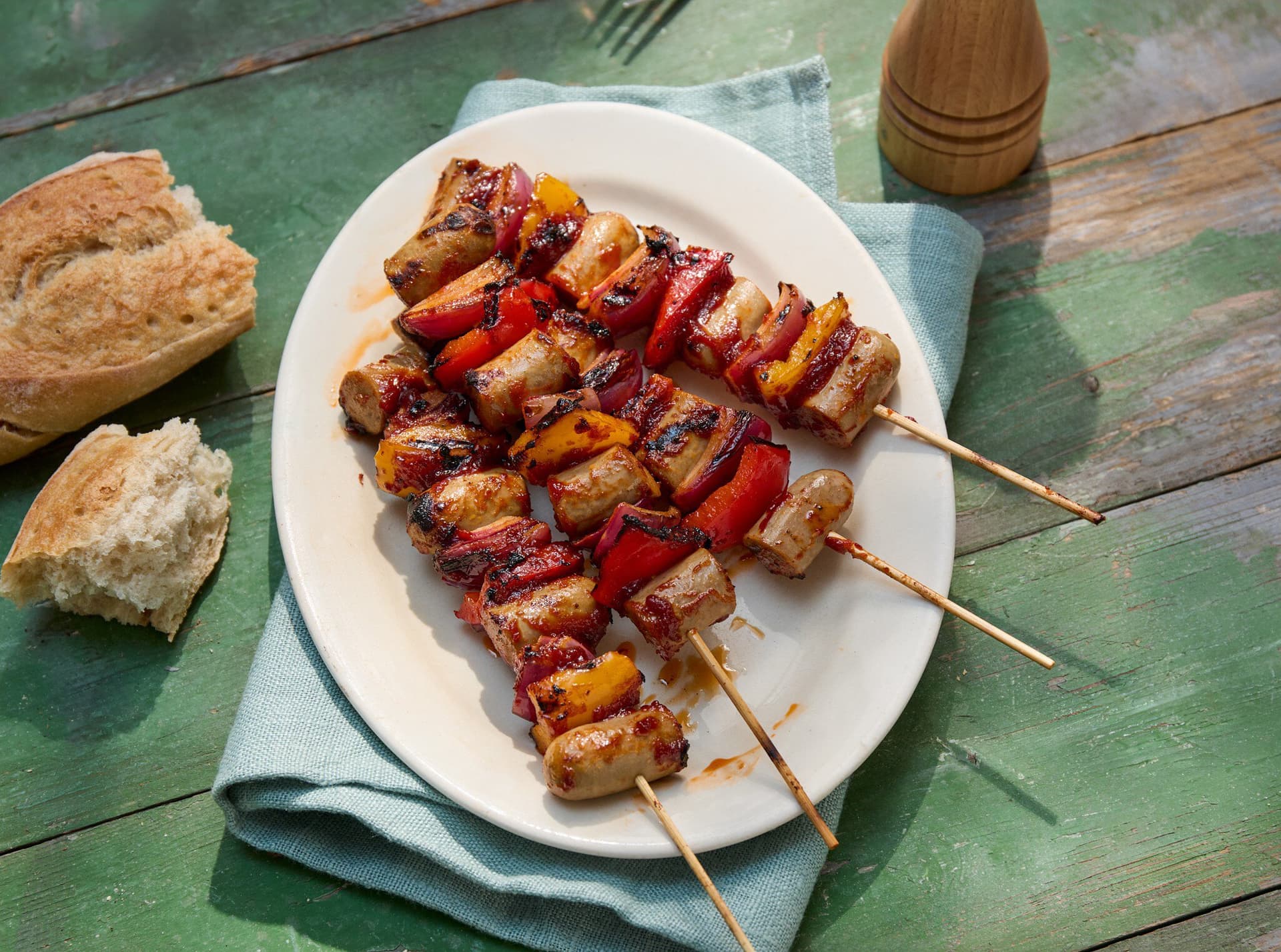 Pikanter Bratwurst-Schaschlik