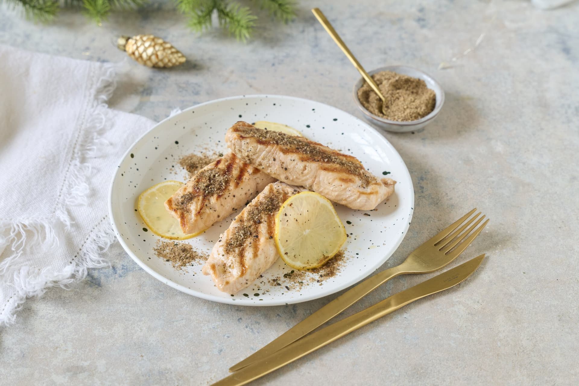 Gegrillter Lachs mit Grüntee-Räuchersalz