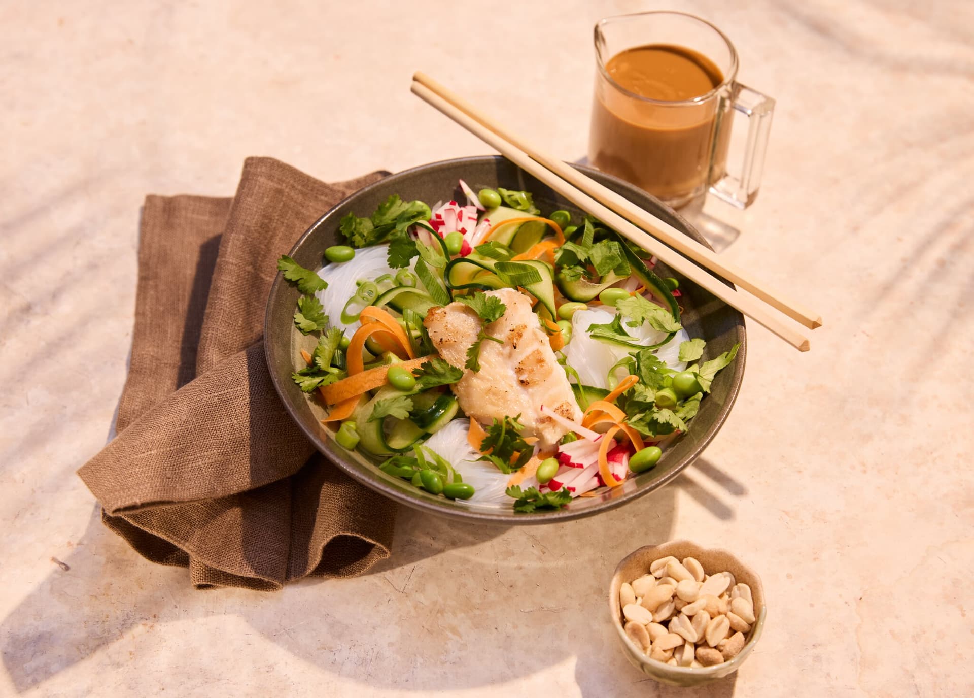 Glasnudelsalat-Bowl mit Erdnusssauce