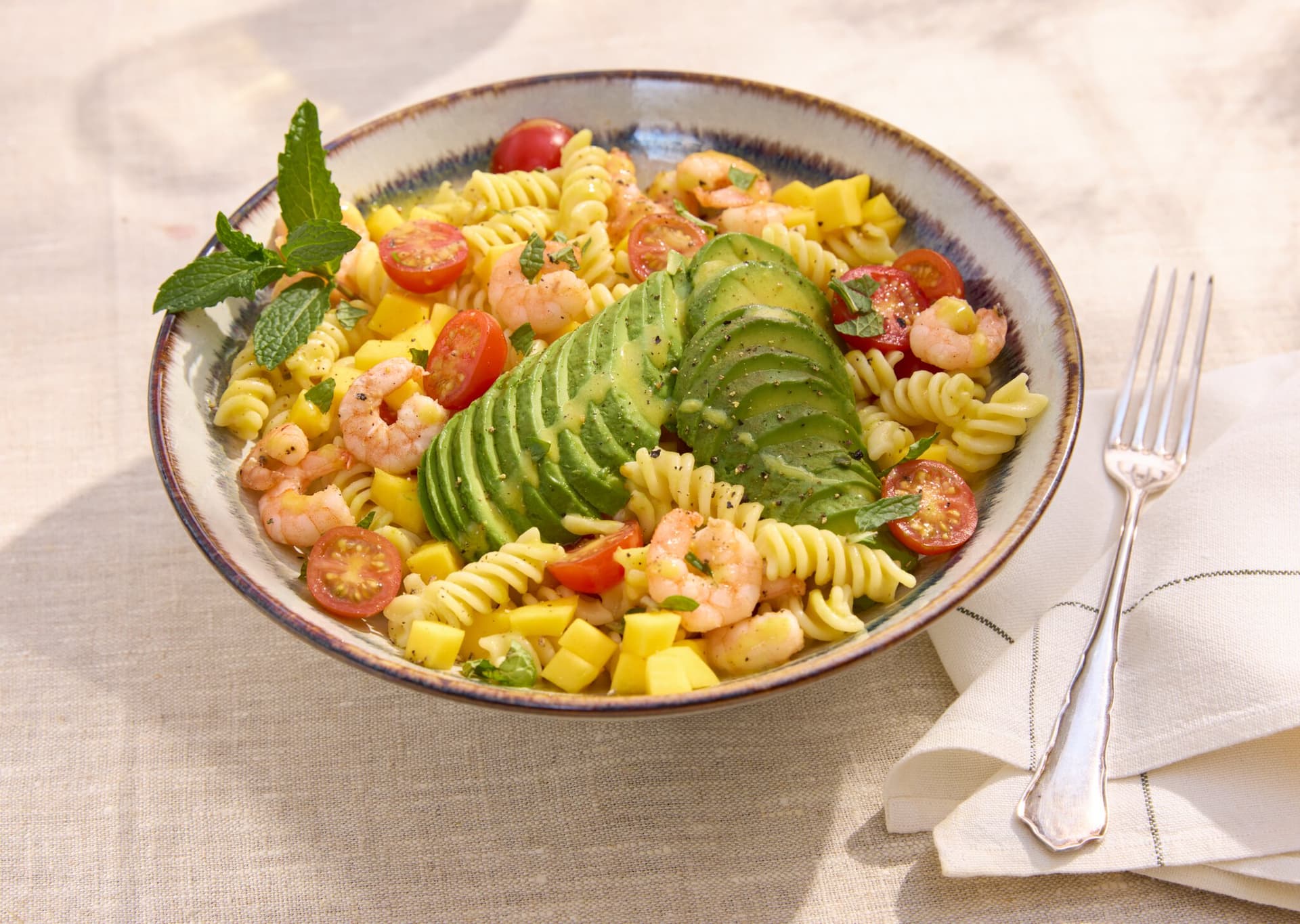 Bowl estival de fusilli aux crevettes