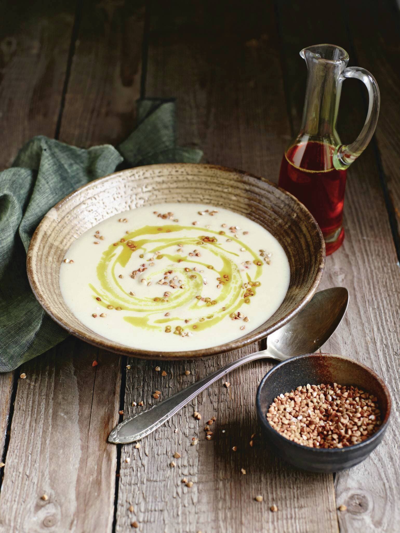 Selleriesuppe mit geröstetem Buchweizen und Curryöl