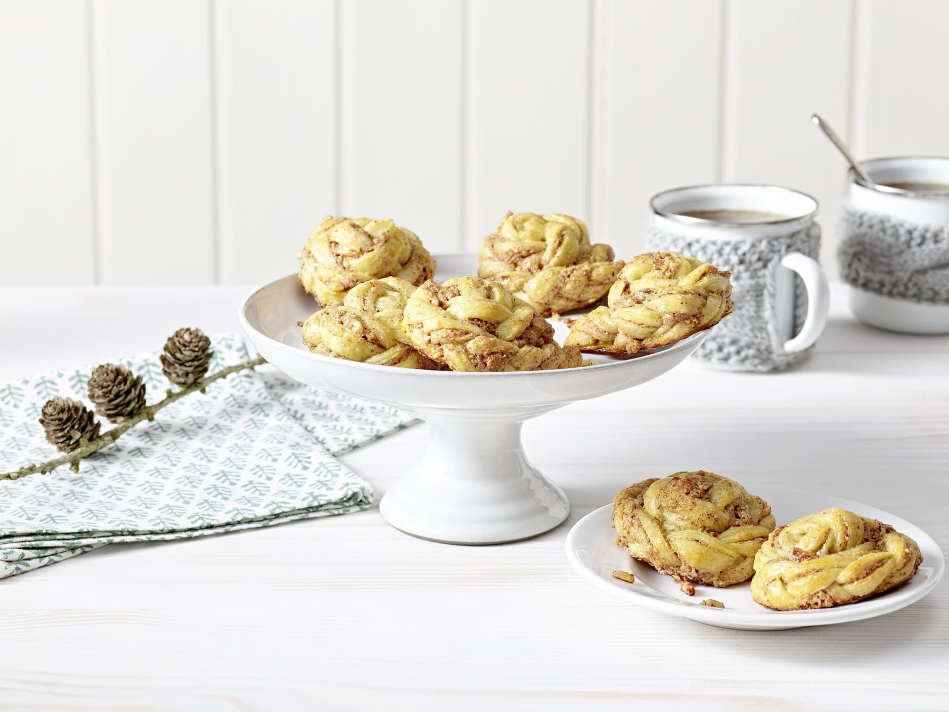 Hefeknoten mit Gebrannte-Mandel-Creme