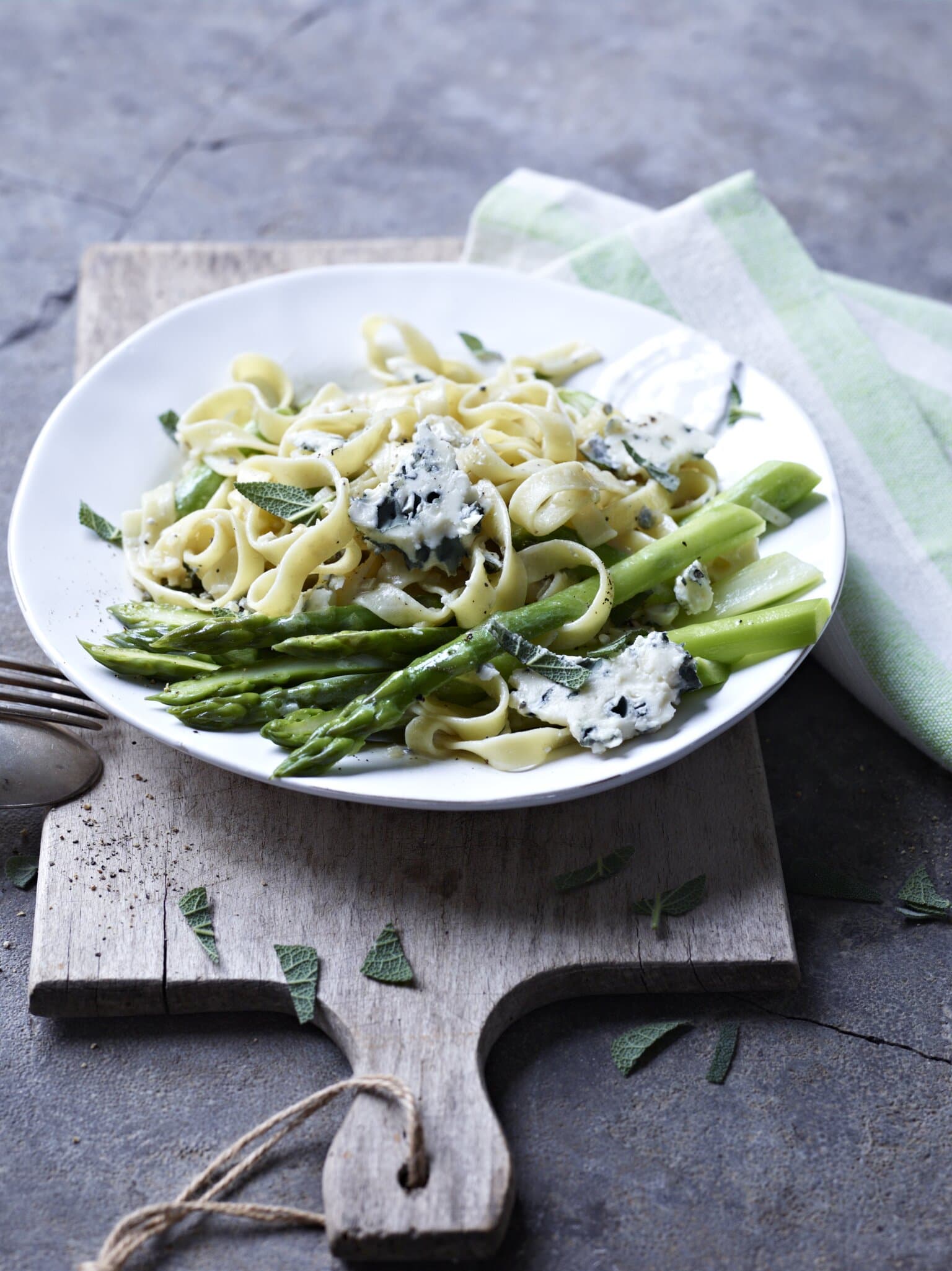 Bandnudeln mit grünem Spargel und Roquefort-Sauce