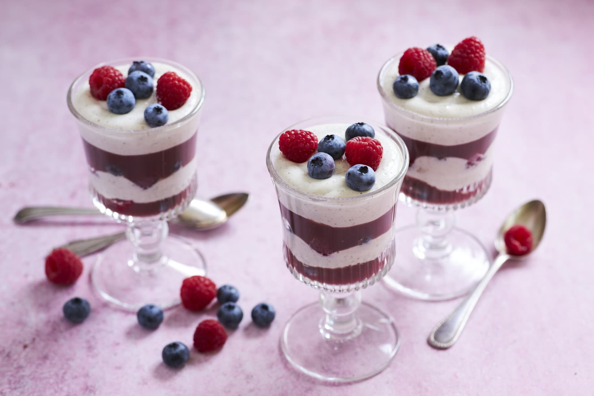 Schichtdessert mit Vanillepuddingcreme und Beeren