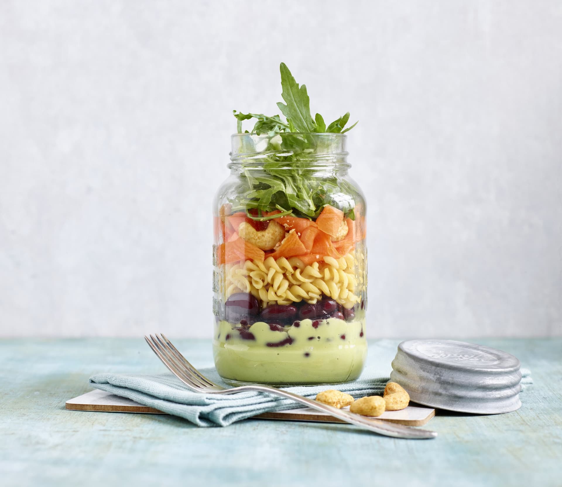 Schichtsalat mit Kichererbsen-Spirelli