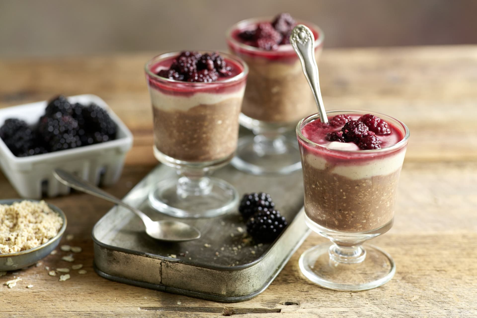Overnight Oats mit Kakao und Brombeeren