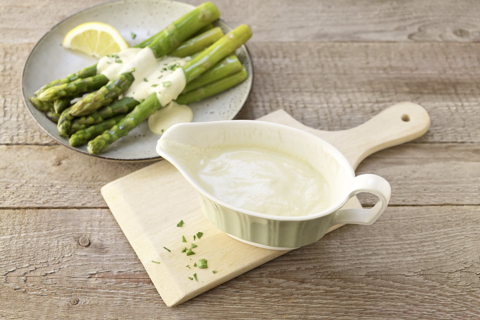 Spargel mit veganer Sauce hollandaise