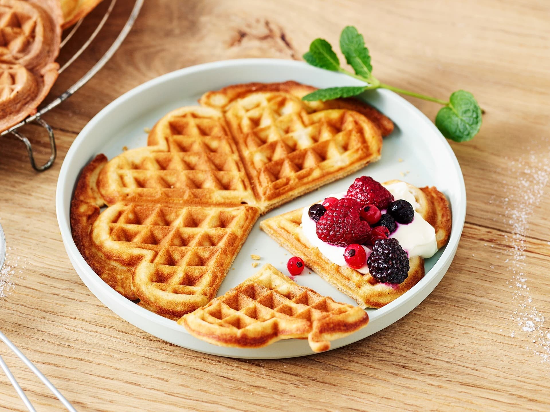 Karotten-Zimt-Waffeln mit Beerenquark